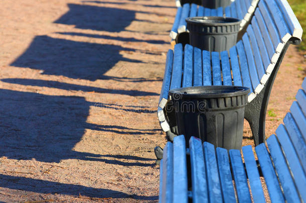 城市公园里的长凳。 城市基础设施
