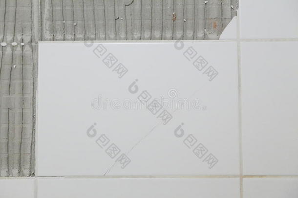 墙上白色裂缝瓷砖的细节