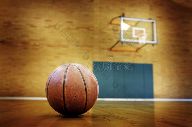 篮球场上的篮球比赛和运动