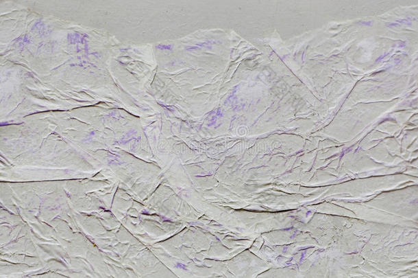 皱巴巴的追踪纸和紫色油漆笔画的背景