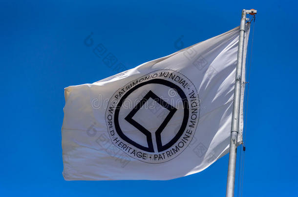 联合国教科文组织世界遗产委员会的旗帜在旗杆上迎风飘扬