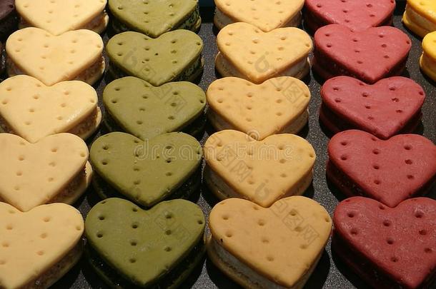 简单美味的自制饼干，奶油草莓和绿茶的心形情人节礼物，爱心饼干