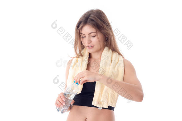 肩上拿毛巾的运动女孩打开水瓶，孤立的白色背景