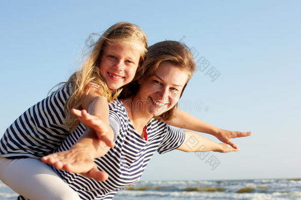 一<strong>家人</strong>在早晨的海滩上散步。 孩子和妈妈在<strong>一起</strong>。