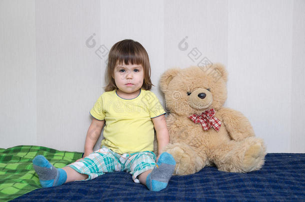 孩子坐着泰迪熊大玩具，童年友谊的概念