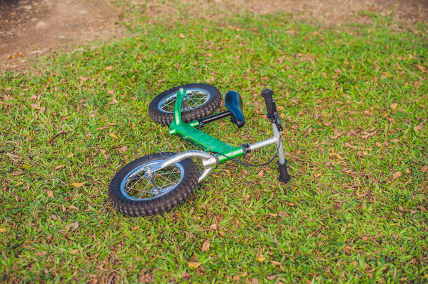 在绿草地上平衡自行车