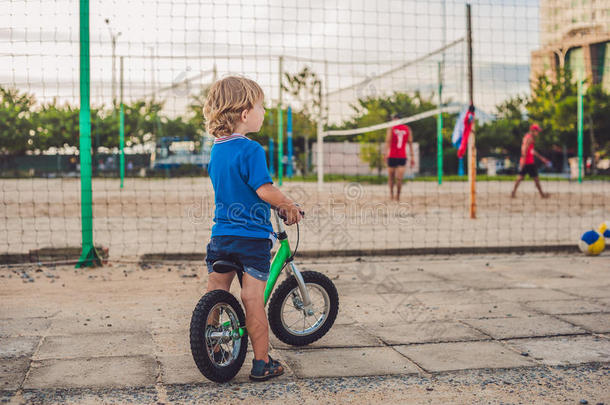 活跃的金发男孩在海边的公园里骑自行车。 蹒跚学步的孩子在温暖的<strong>夏天做</strong>梦和玩得开心。 在<strong>户外</strong>