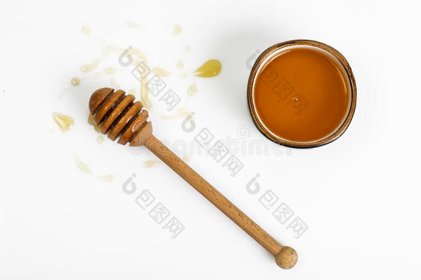 新鲜芬芳的蜂蜜放在碗里，在白色的背景上吃晚饭