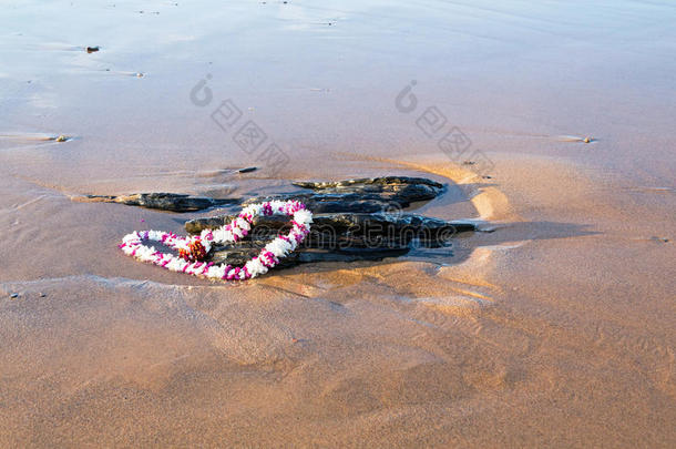 海洋海滩上的花环