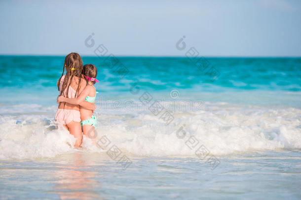 可爱的小女孩在海滩低潮时玩耍