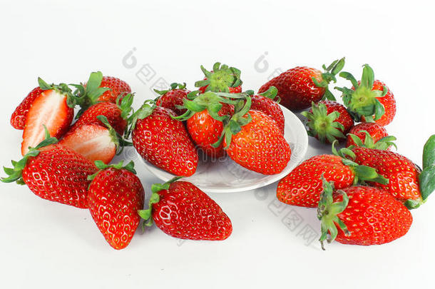 新鲜成熟的红色草莓，健康的水果