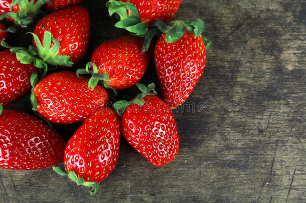 新鲜成熟的红色草莓，健康的水果