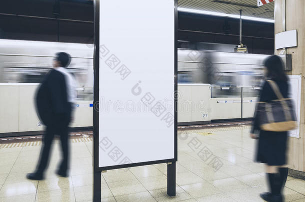地铁站的空白广告牌横幅上有模糊的人