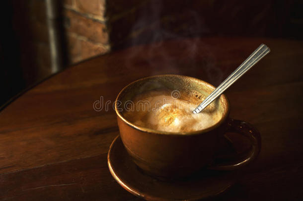 桌上一杯热咖啡