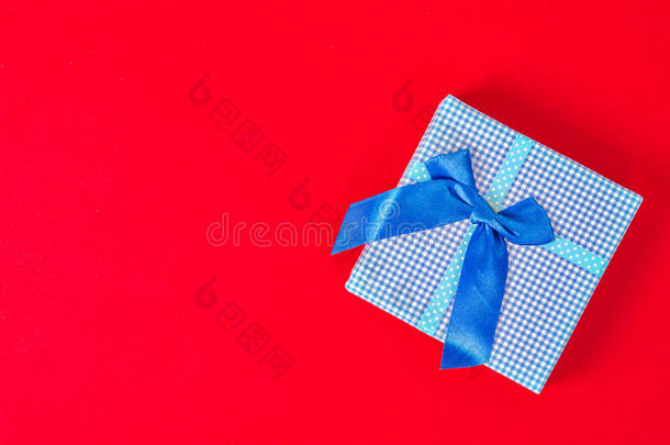 红色背景上的蓝色礼品盒。