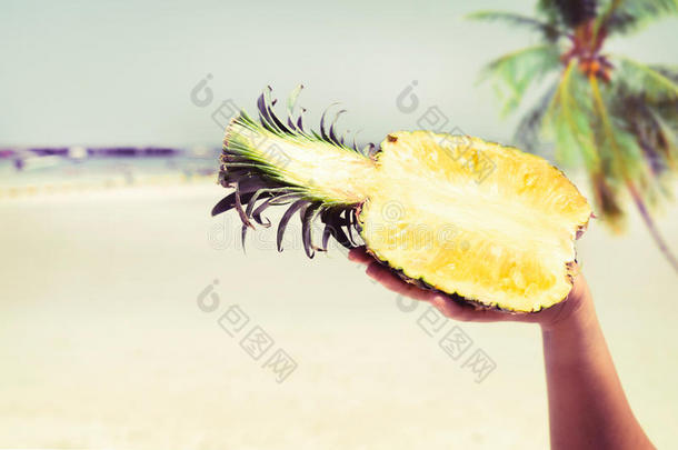 新鲜菠萝与女人的手在热带海滩-夏天的假期