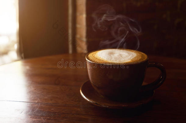 桌上一杯热咖啡