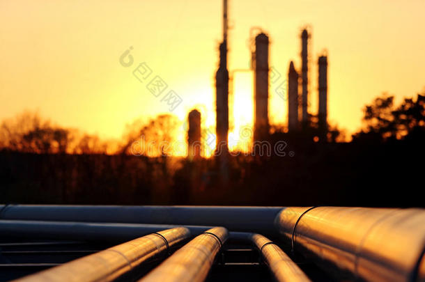 石油炼油厂的黄金管道系统对抗太阳