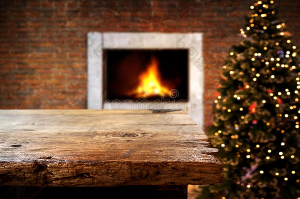 圣诞节和新年背景与空暗的木制甲板桌子在圣诞树和模糊的灯光波基。