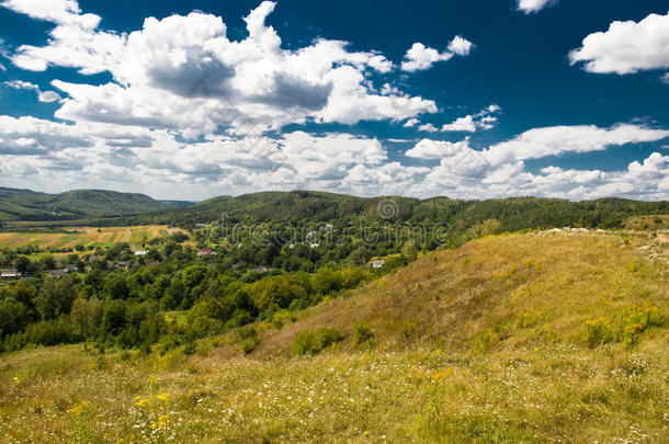 喀尔巴阡山脉美丽的山脉景观。 美丽的蓝天和岩石高高地在喀尔巴阡山上