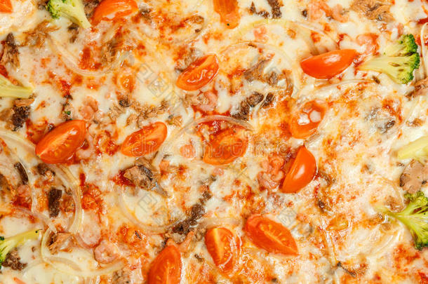 美味的经典意大利披萨配虾，西红柿和奶酪