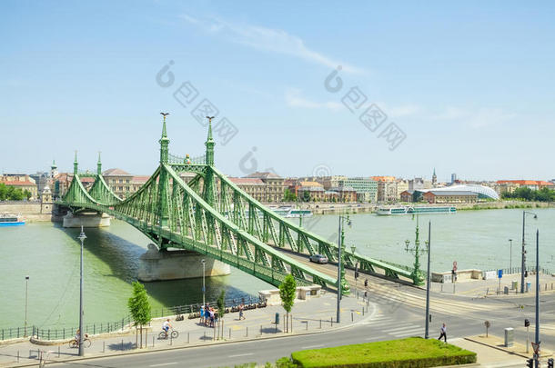 布达佩斯，匈牙利-2016年6月15日：自由或自由桥连接布达和害虫跨越杜纳贝河在布达佩斯，匈牙利-j