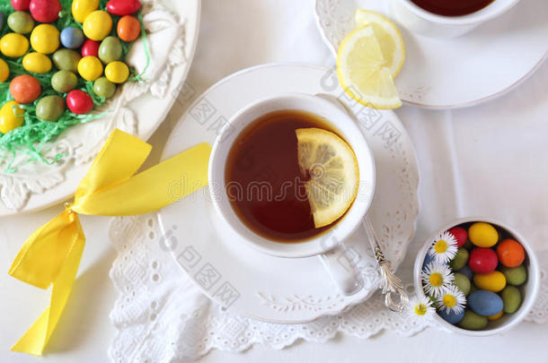 复活节茶饮料与彩色滴