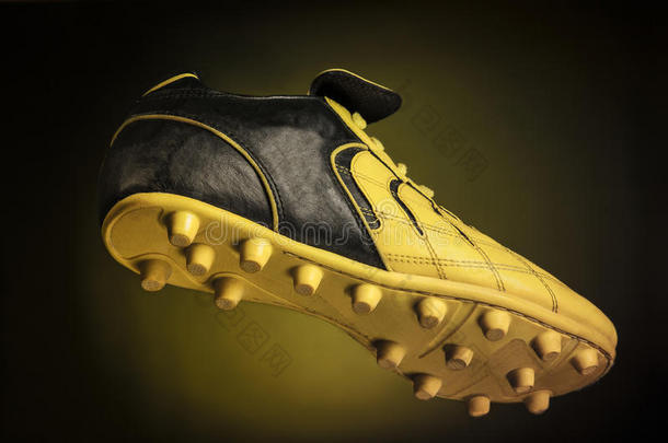 黑色-黄色足球鞋