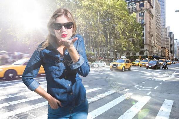 女人用火炬在街上吹吻的复合图像