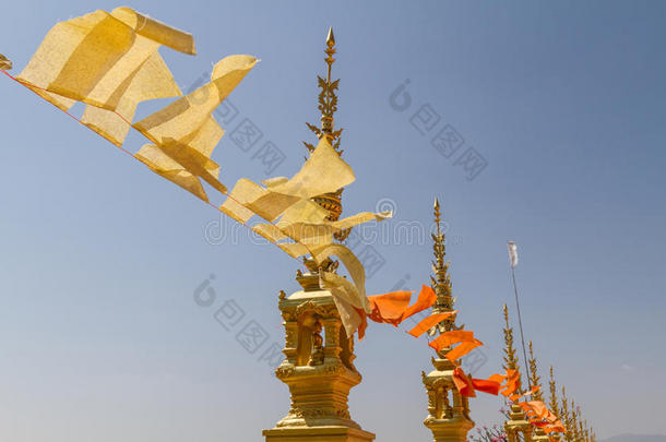 在泰国寺庙中<strong>飘扬</strong>和挥舞黄色和橙色的佛教旗帜，以天空为背景