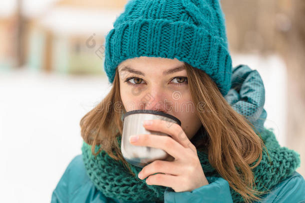 女孩在寒冷的<strong>冬天喝茶</strong>