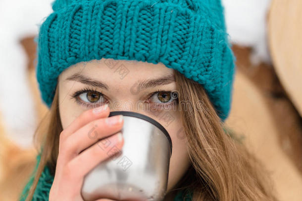 女孩在寒冷的冬天喝茶