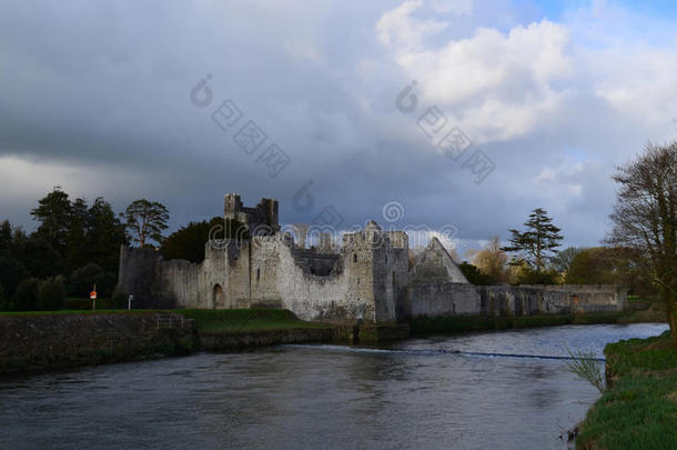 爱尔兰德斯蒙德城堡废墟上的云