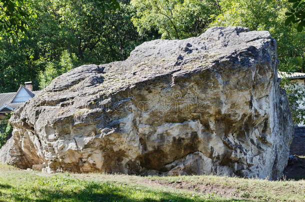 女人`正统修道院的一块大石头
