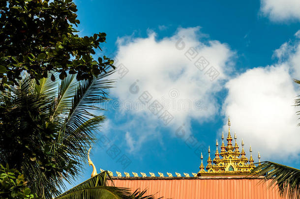 美丽的屋顶旁边的伟大佛塔在维昂，老挝