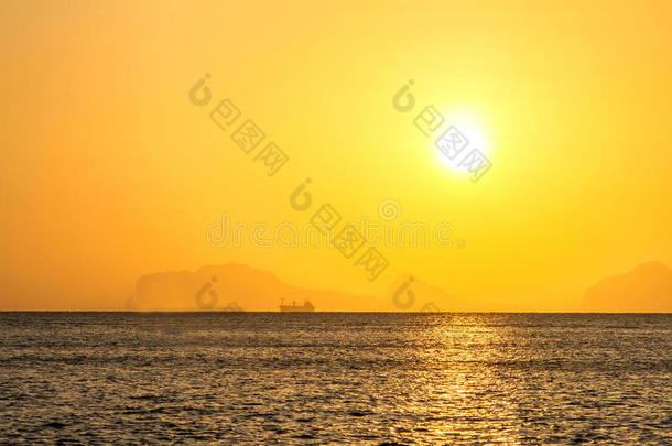 美丽的日出在热带海滩，安达曼海，科兰塔，克拉比，泰国