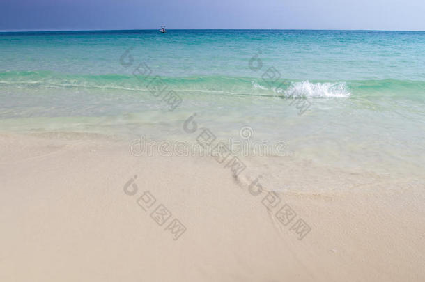 沙滩和海浪的蓝色海洋在沙滩夏季背景