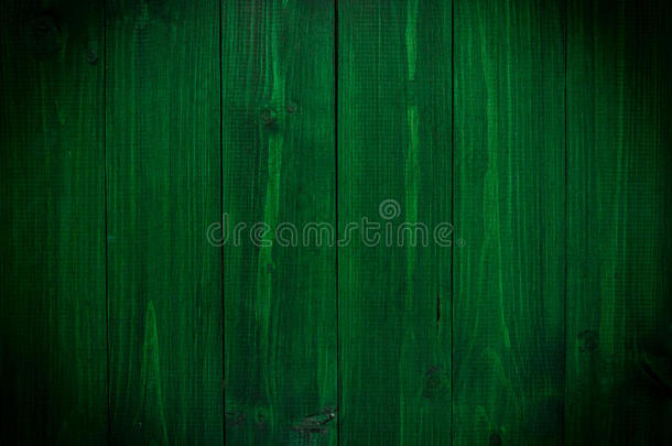深绿色的木头。 自然纹理背景。 暗影和暗影效应。