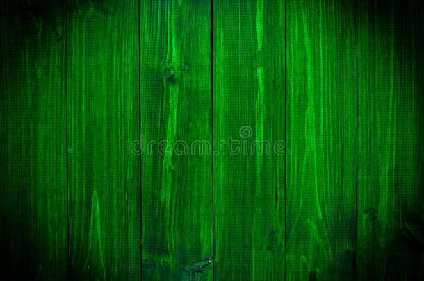 深绿色的木头。 自然纹理背景。 暗影和暗影效应。