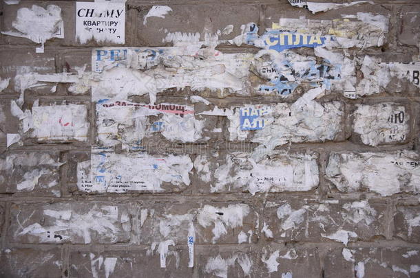 广告墙和大量的碎纸
