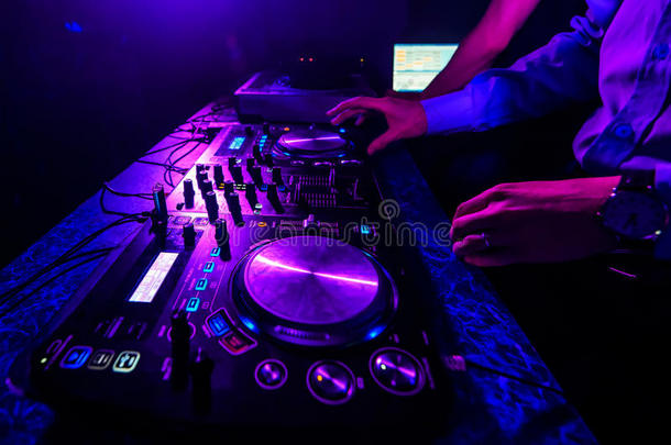迪斯科夜总会的DJ控制器和调音台控制器