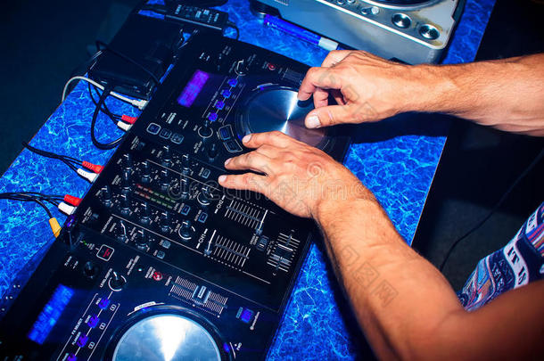 DJ在夜总会为迪斯科混合专业音乐设备