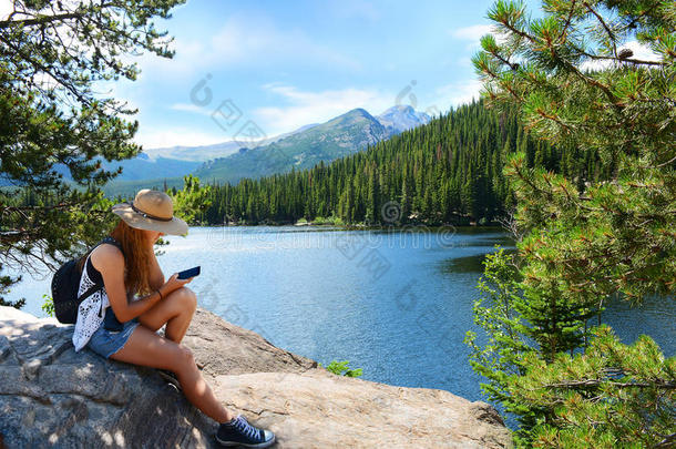 带着背包在山上徒步旅行的女孩在暑假旅行。