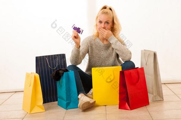 愤怒的女人购物后用购物袋，因为她花了所有的时间