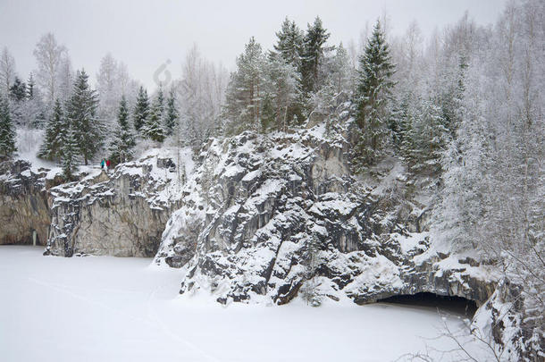 一<strong>月份</strong>多云的大理石峡谷。 山公园Ruskeala，Karelia
