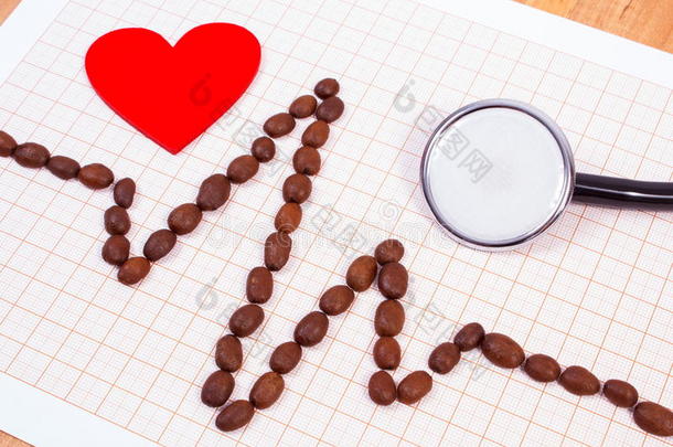 咖啡颗粒、听诊器和红心、药物和医疗保健概念的心电图线