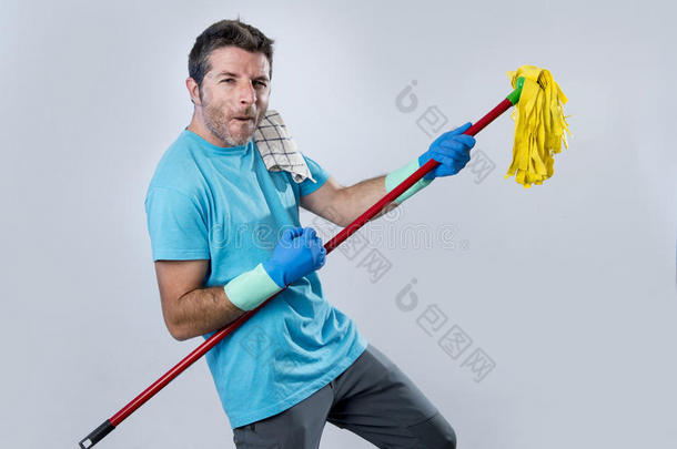 家政服务人员或快乐的丈夫打扫家里玩