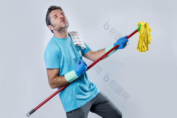 家政服务人员或快乐的丈夫打扫家里玩