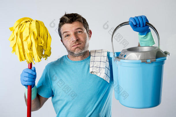家政服务人员或有压力的丈夫做家务，洗拖把和水桶