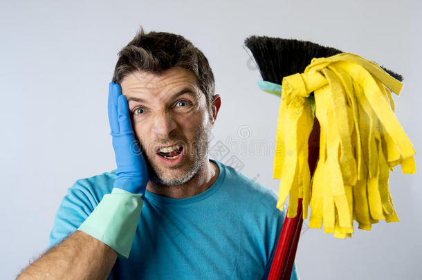 <strong>家政服务</strong>人员或有压力的丈夫用拖把和扫帚洗家